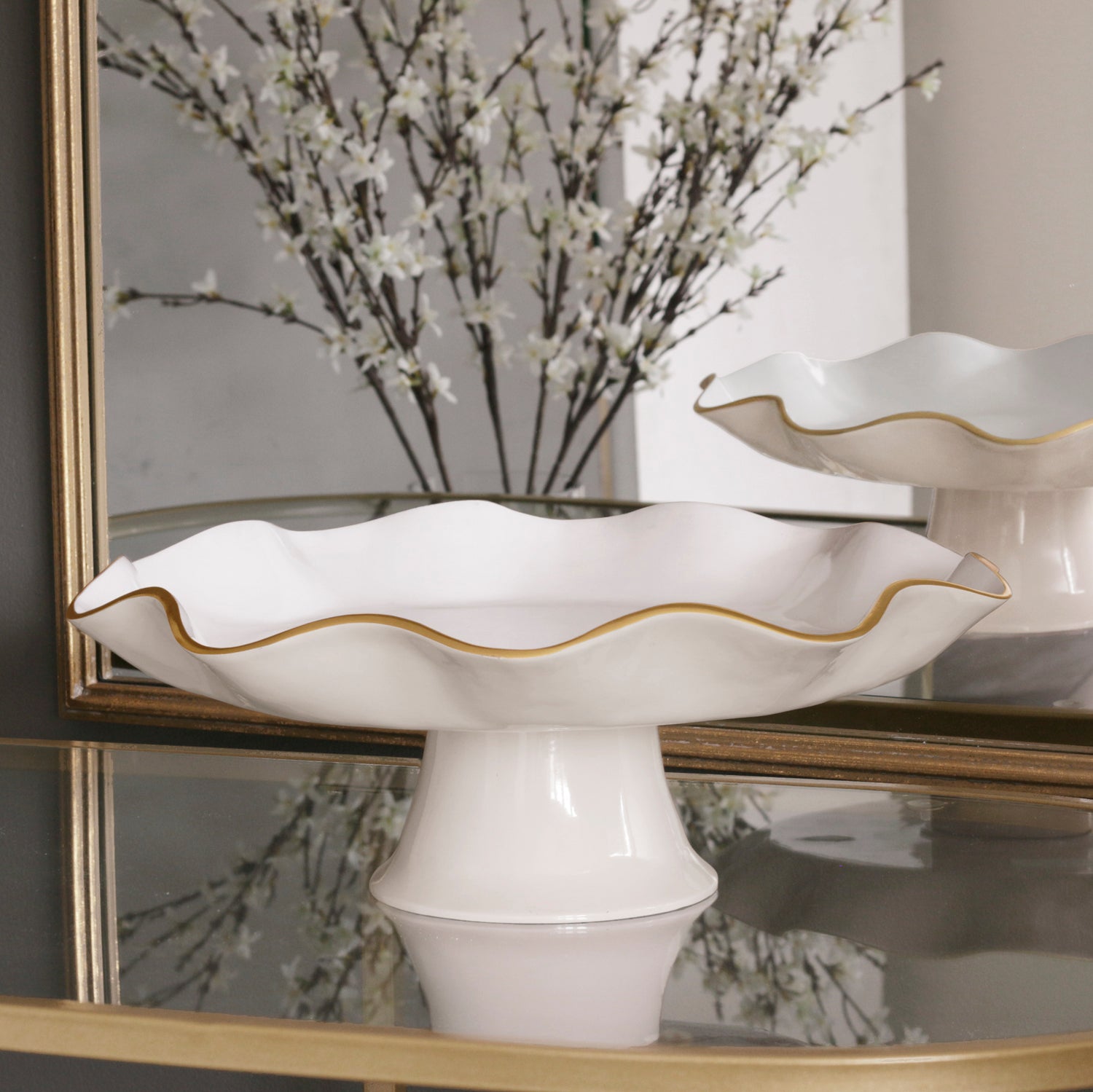ENCANTO Carola Pedestal Cake Plate (Cream and White)