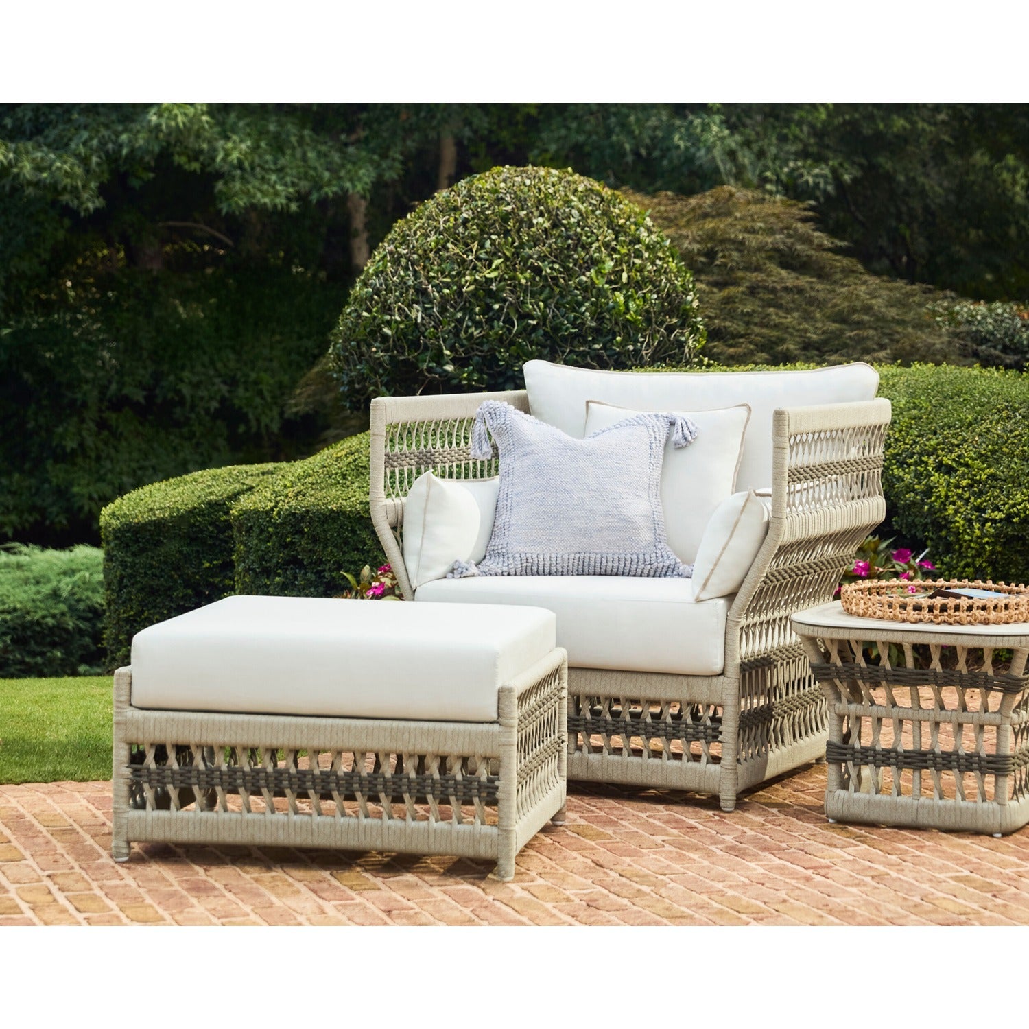 Outdoor Ottomans, Stools & Poufs