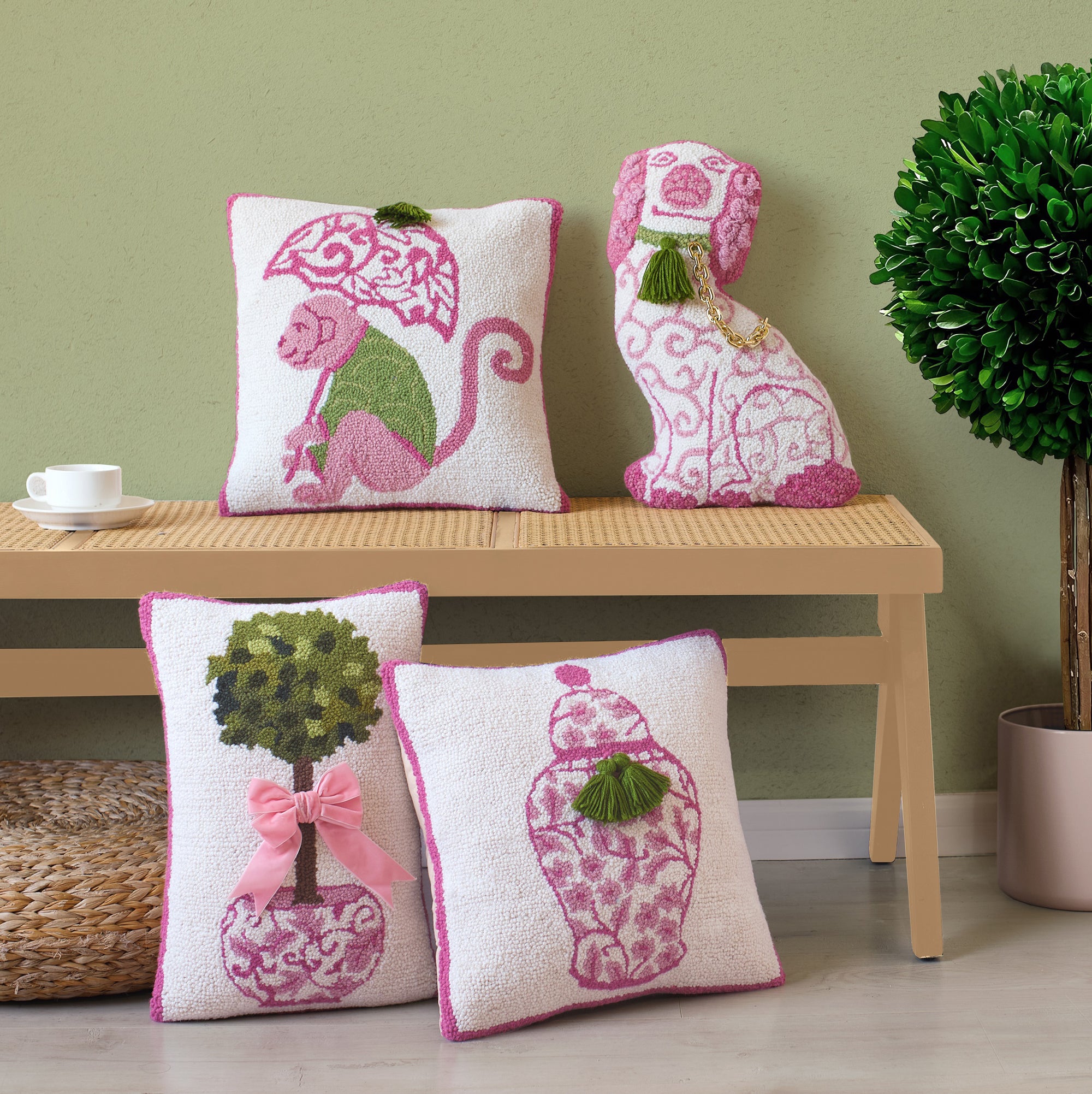 Chinoiserie Vase w/ Tassels Hook Pillow