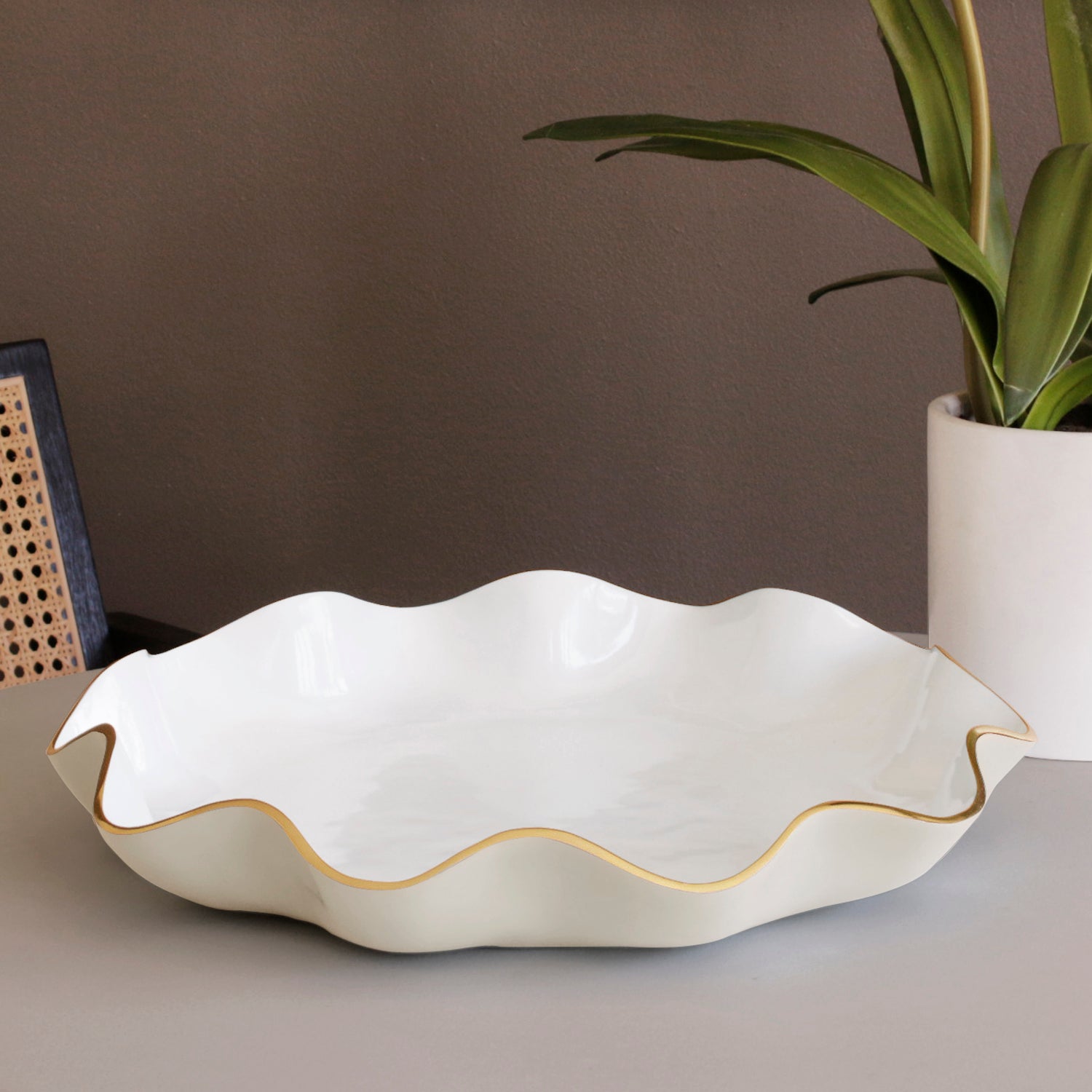 ENCANTO Carola Large Round Platter (Cream and White)