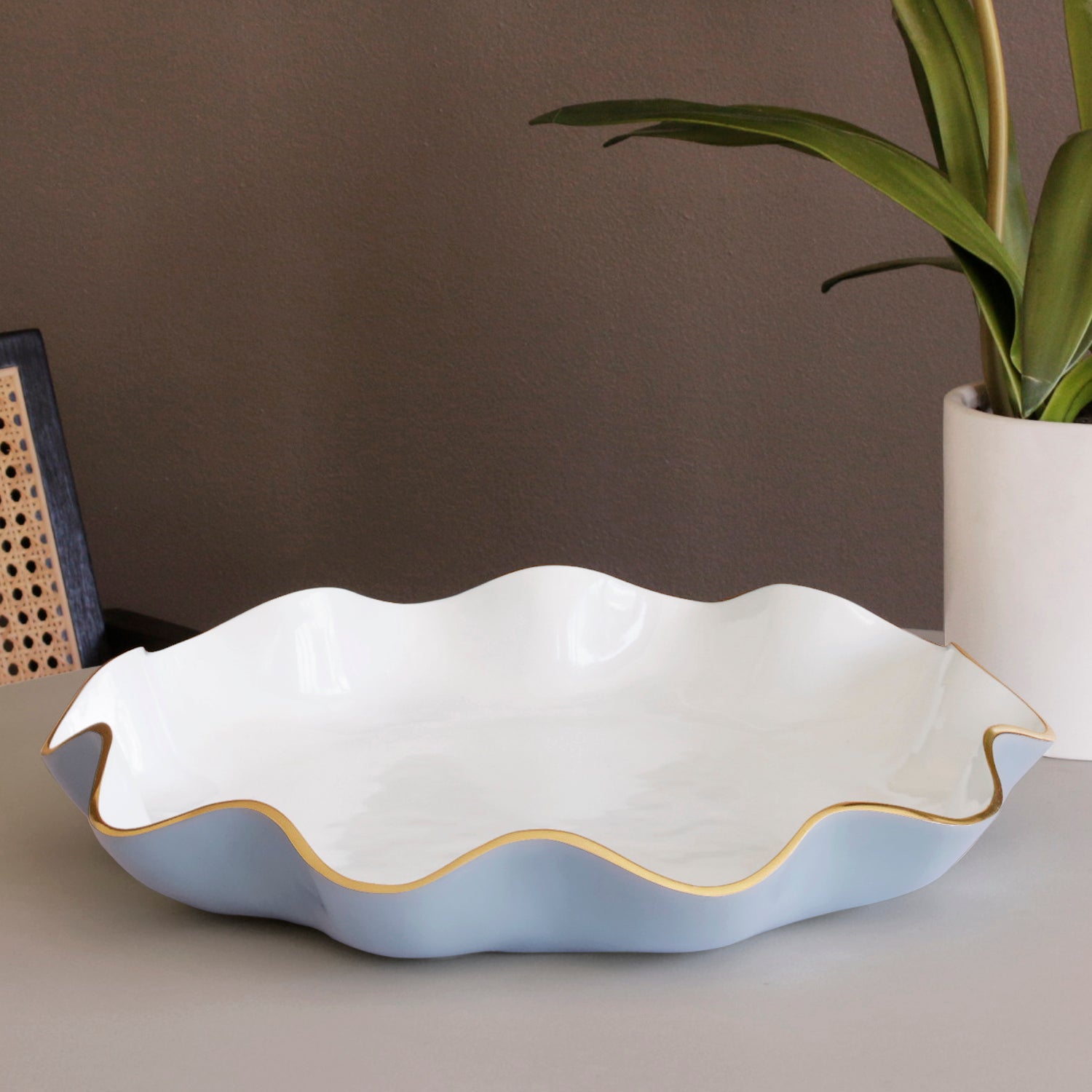 ENCANTO Carola Large Round Platter (Periwinkle and White)