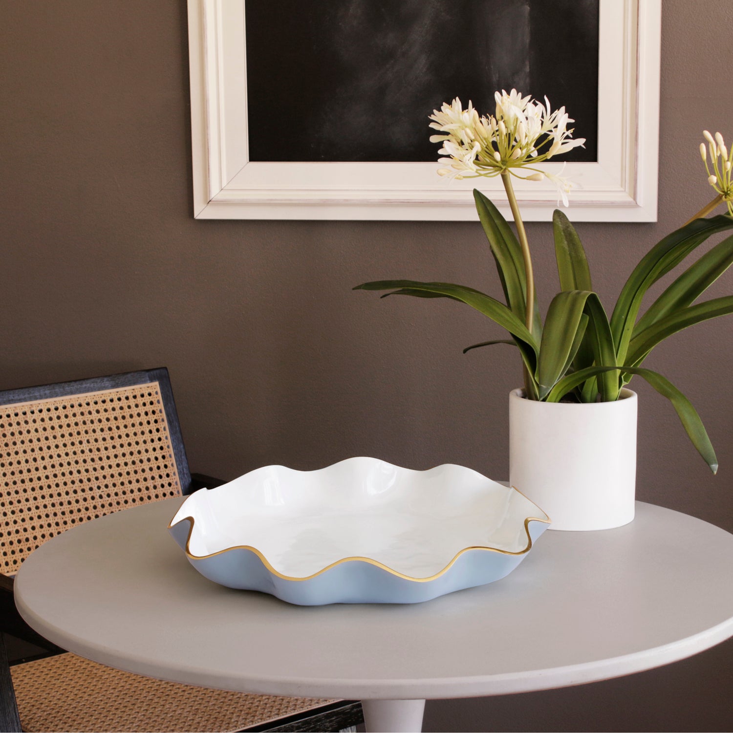 ENCANTO Carola Large Round Platter (Periwinkle and White)