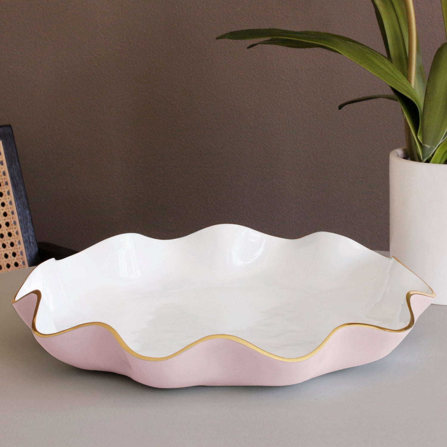 ENCANTO Carola Large Round Platter (Camellia and White)