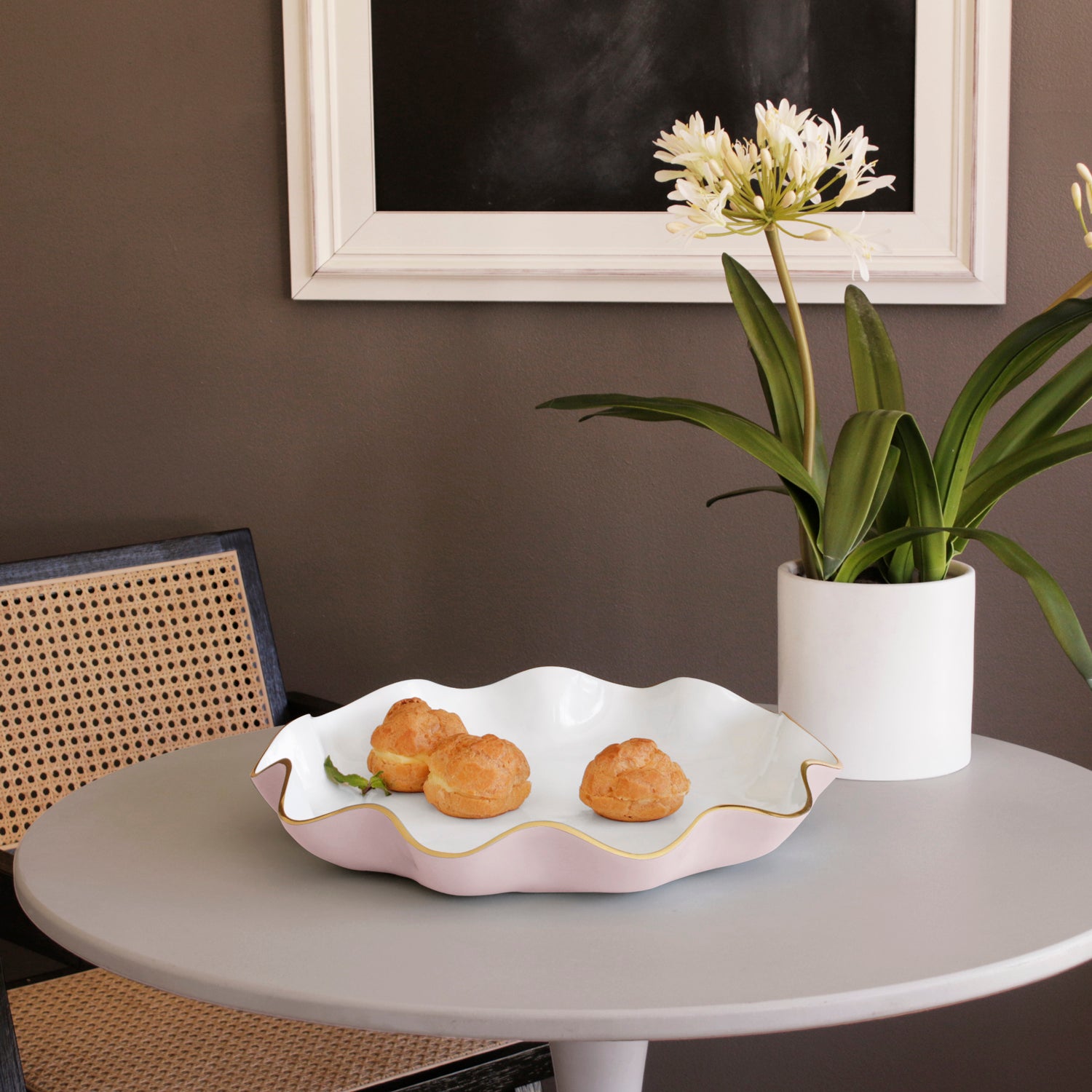 ENCANTO Carola Large Round Platter (Camellia and White)
