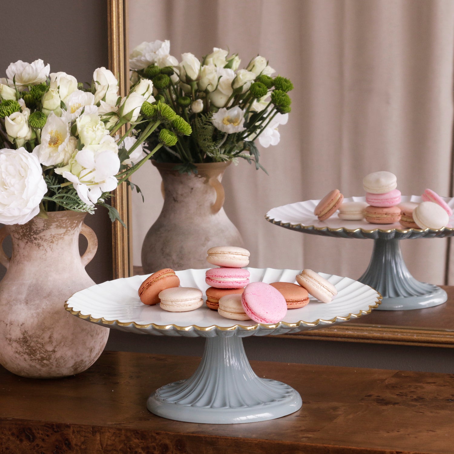 ENCANTO Vienna Pedestal Cake Plate (Slate and White)