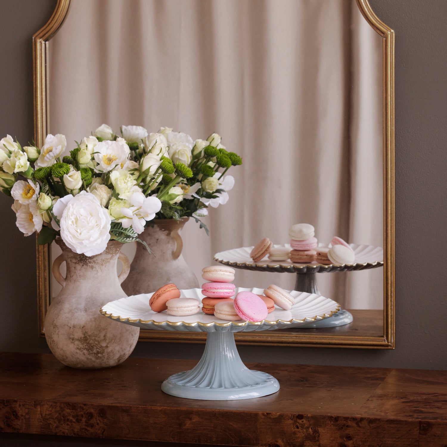 ENCANTO Vienna Pedestal Cake Plate (Slate and White)