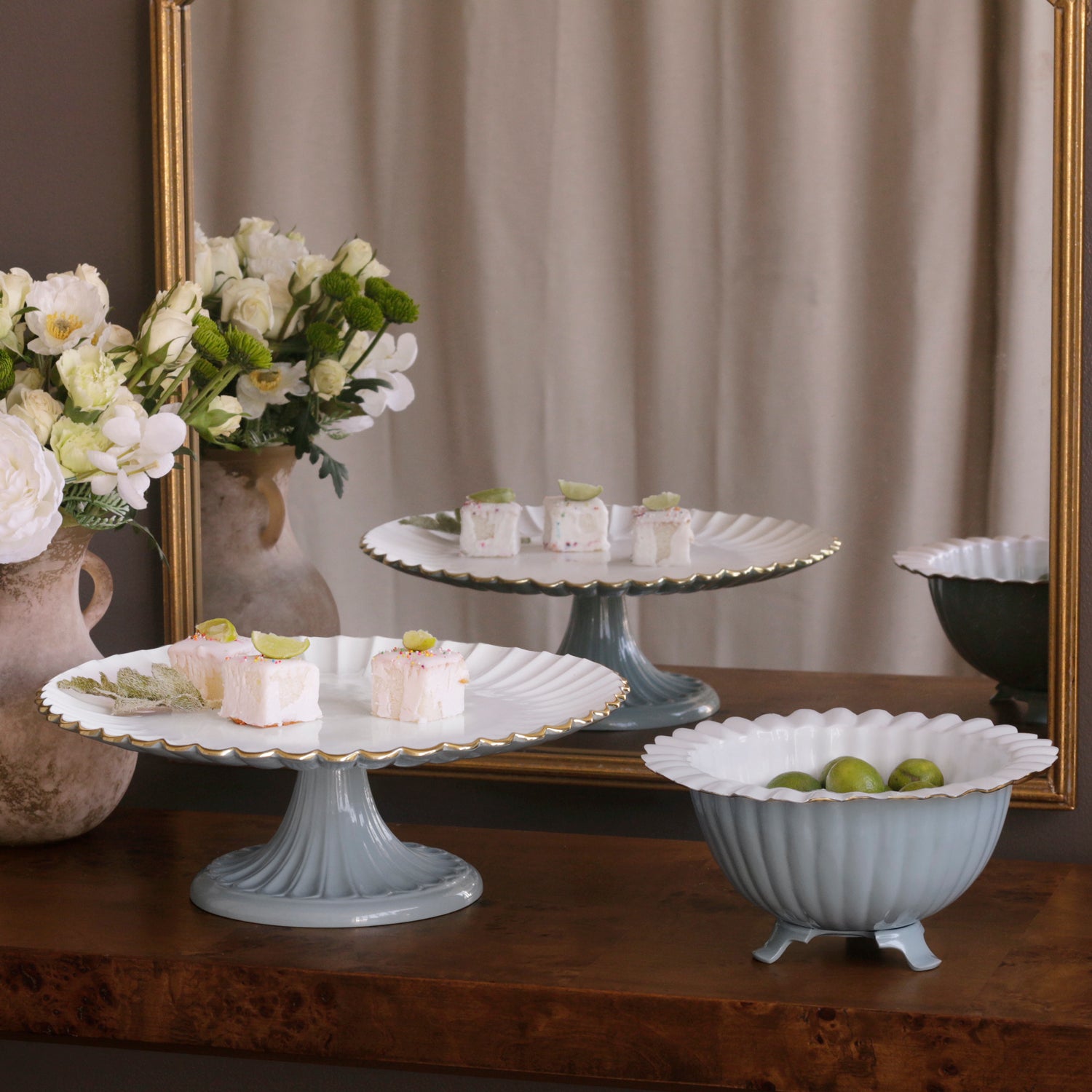 ENCANTO Vienna Pedestal Cake Plate (Slate and White)