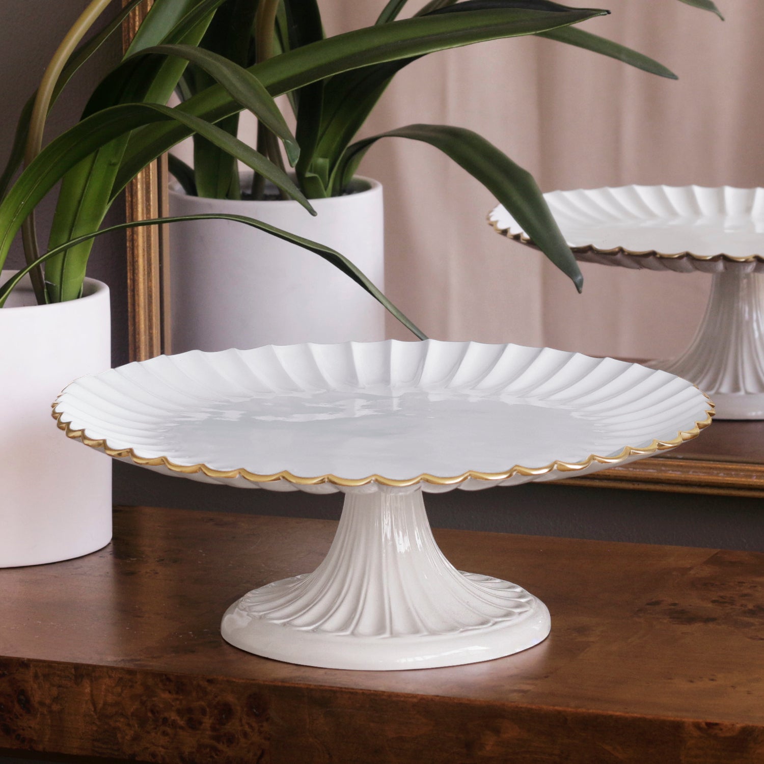 ENCANTO Vienna Pedestal Cake Plate (Cream and White)