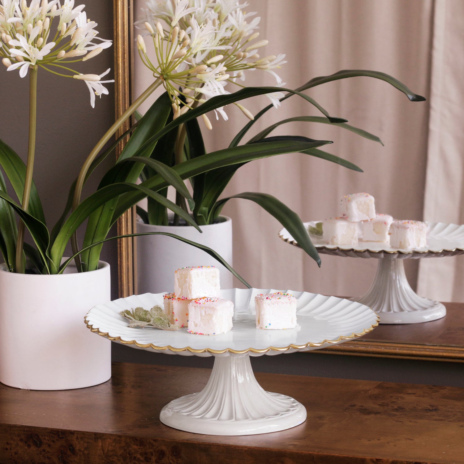 ENCANTO Vienna Pedestal Cake Plate (Cream and White)