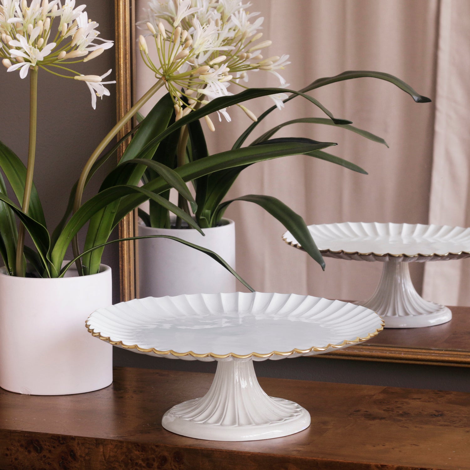 ENCANTO Vienna Pedestal Cake Plate (Cream and White)