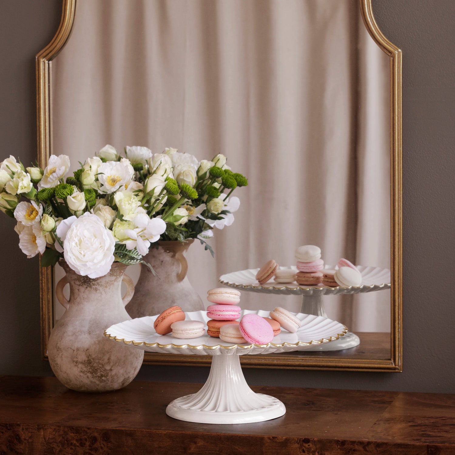 ENCANTO Vienna Pedestal Cake Plate (Cream and White)