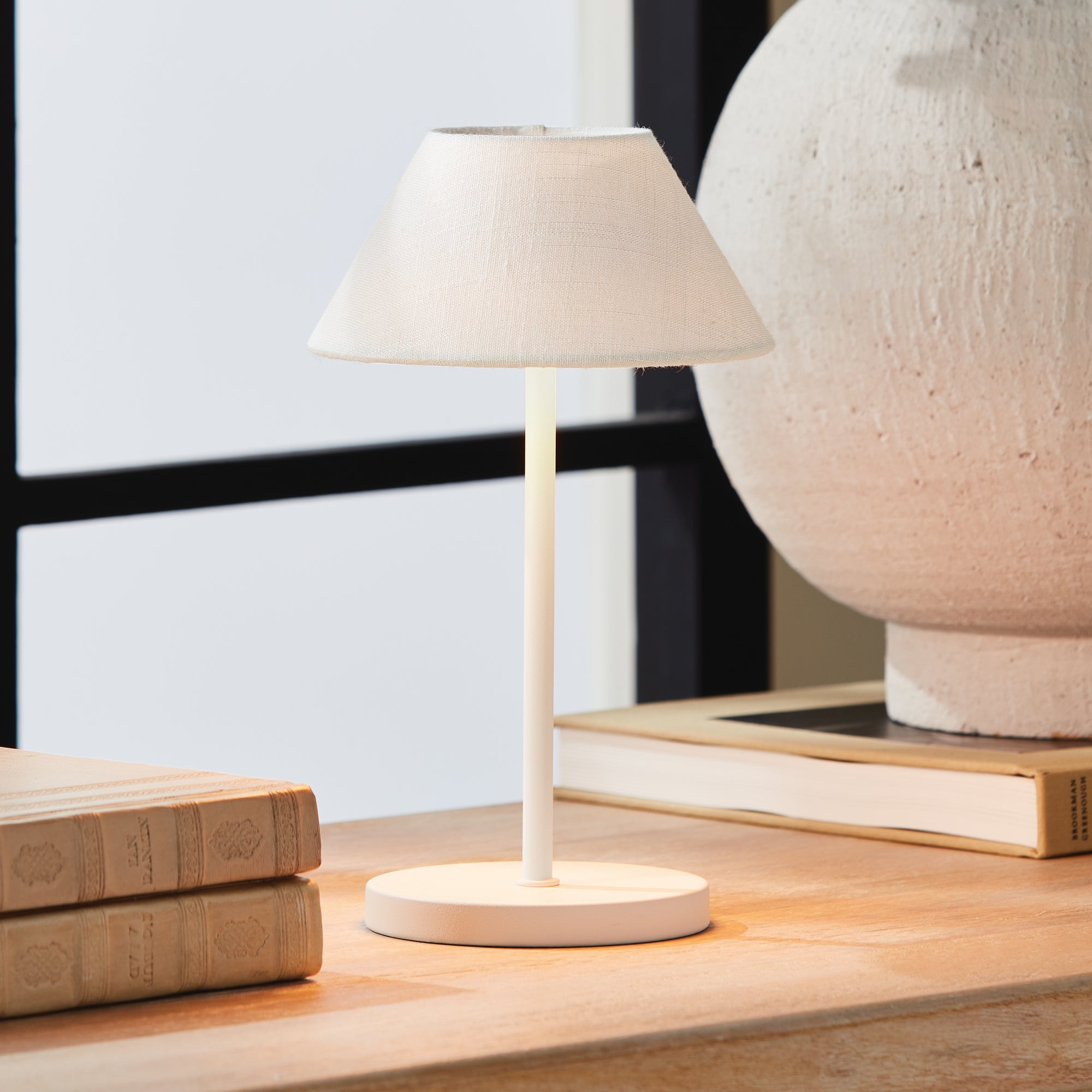 Levi Cordless Led Lamp (White Base)