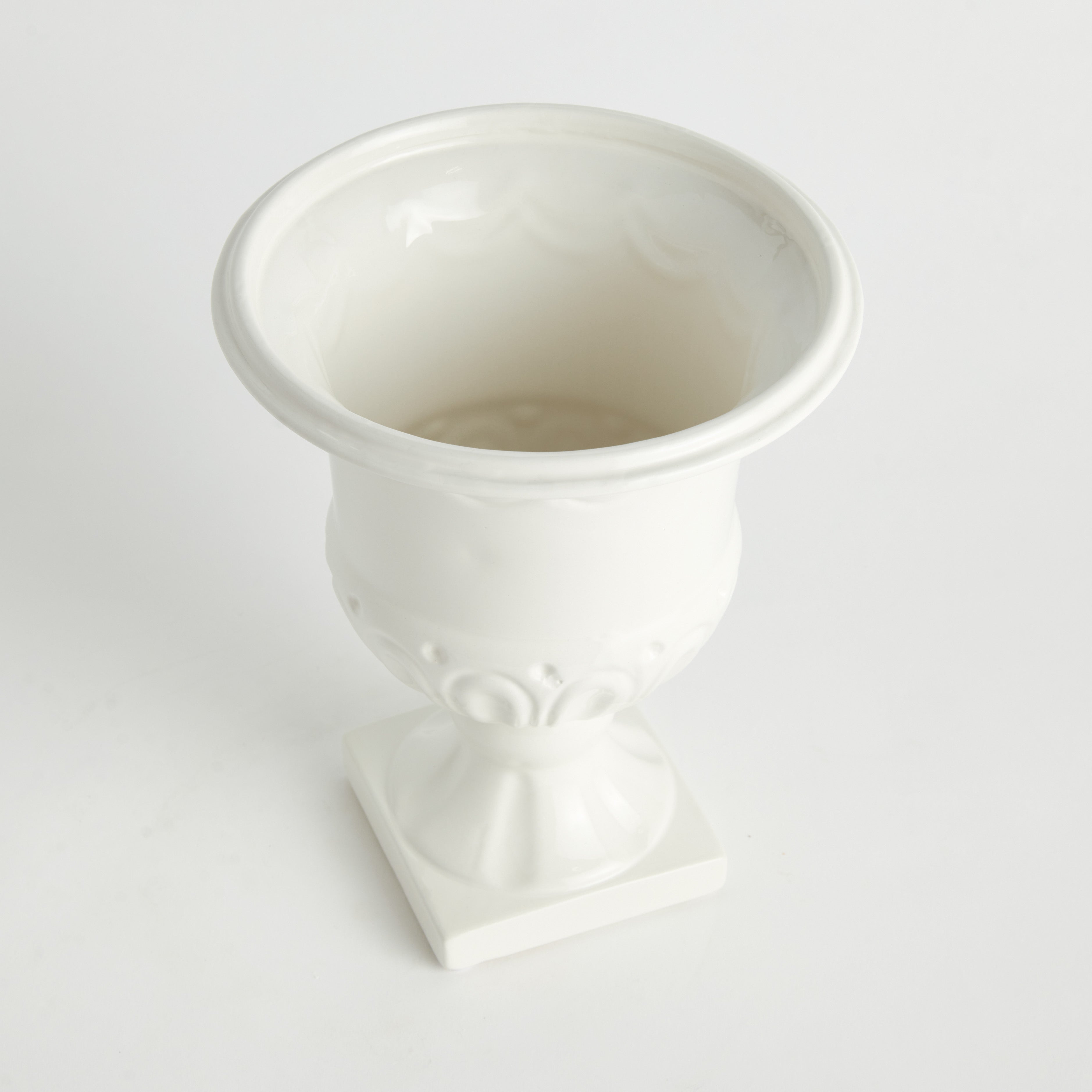 Alyana Decorative Pedestal Urn