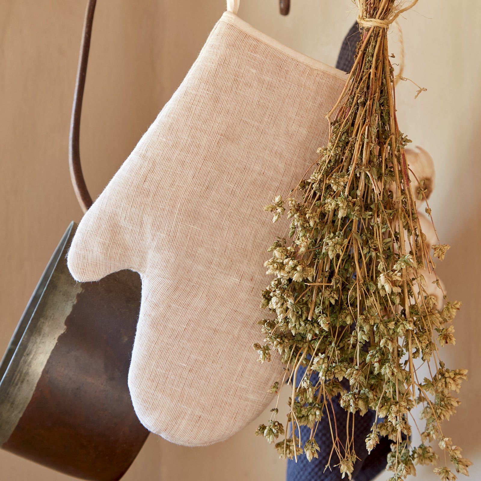 Oven Mitt 100% Linen Carmela by Casafina - Caramel