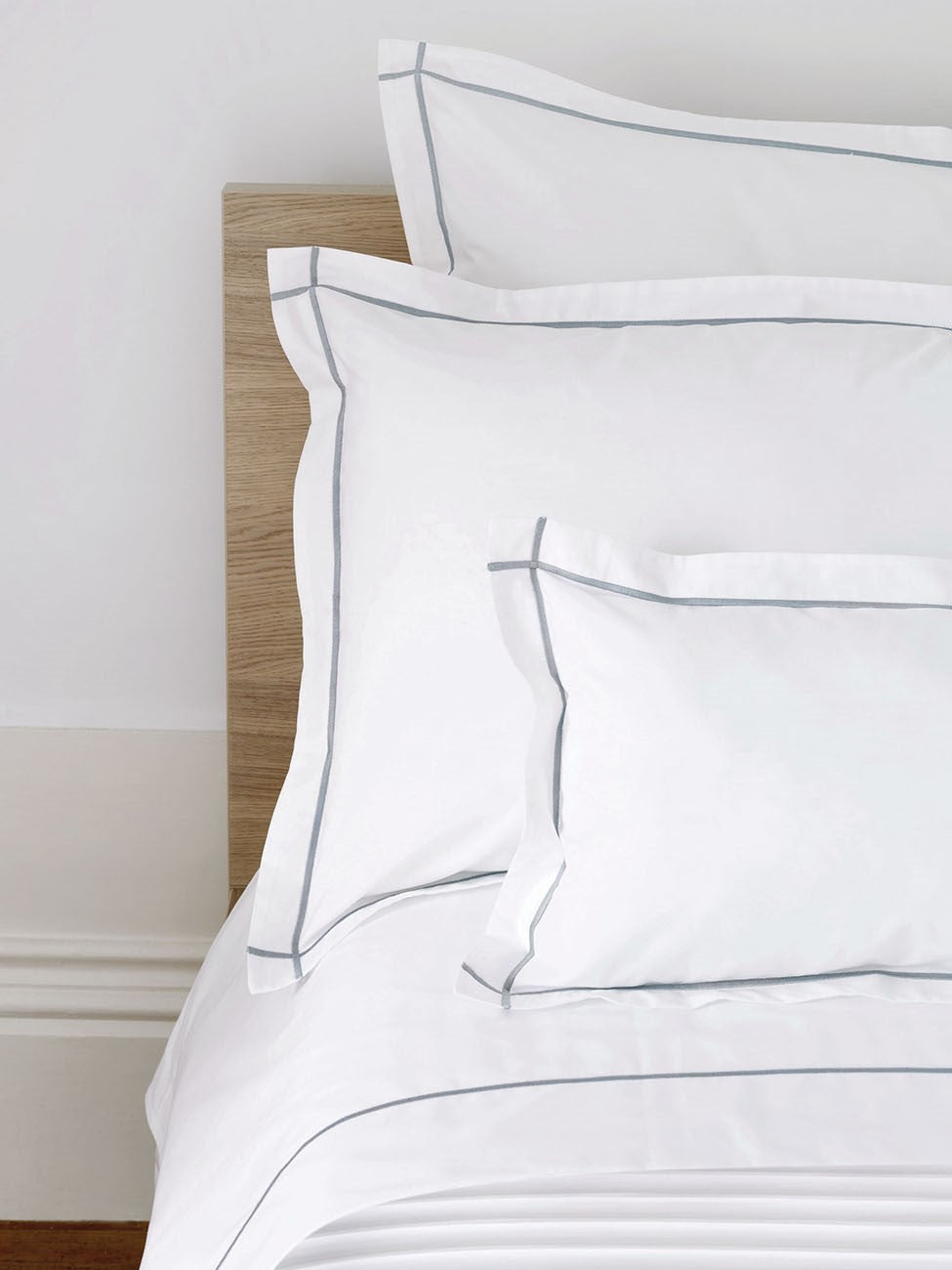 Classic Hotel - Shams (White/Grey)